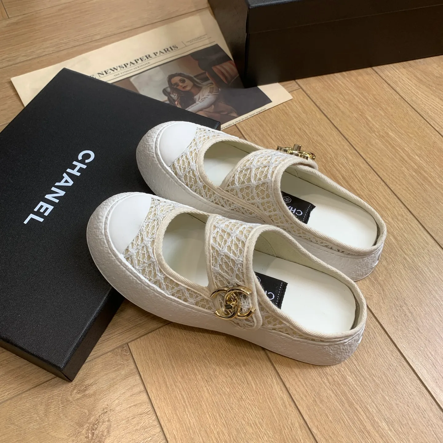 👟👟Ex-factory price 540👟👟 🍀Chanel Chanel 24P Xiaoxiang's latest hot style big-toe shoes, doll shoes, casual sports shoes, white shoes, loafers Xiaoxiang's big-toe shoes this season are cool and cute. The toe and lace surface are eye-catching. The sense of elegance in casual is overwhelming. The classic design with metal round buckle is particularly eye-catching. The flat design is extremely comfortable. Daily matching, a must-have tool for looking cool when going out on the street. Fabric: original customized lace + special materials. Lining: original cloth. Foot pads: sheepskin. Sole: original molded non-slip TPU outsole. Bottom thickness: 3.5CM. Size: 35-41 (customized for 40 and 41) 👉